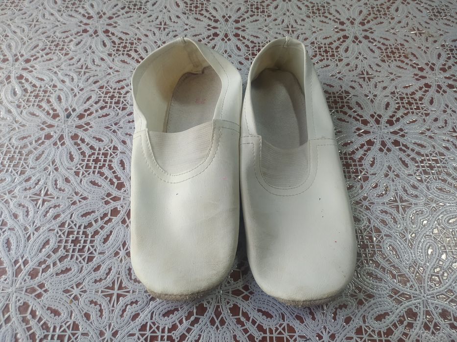 Чешки дитячі білі. Шкіра. Довжина 23см.