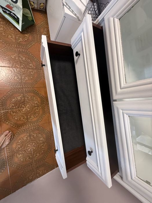 Vendo vitrine com 4 gavetas
