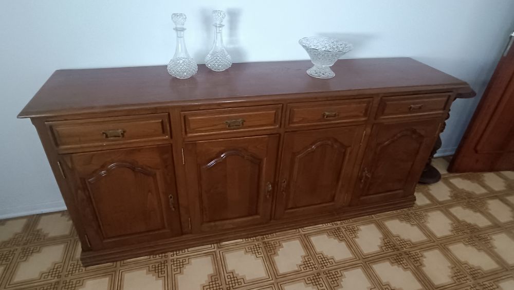 Aparador em madeira maciça, bom estado