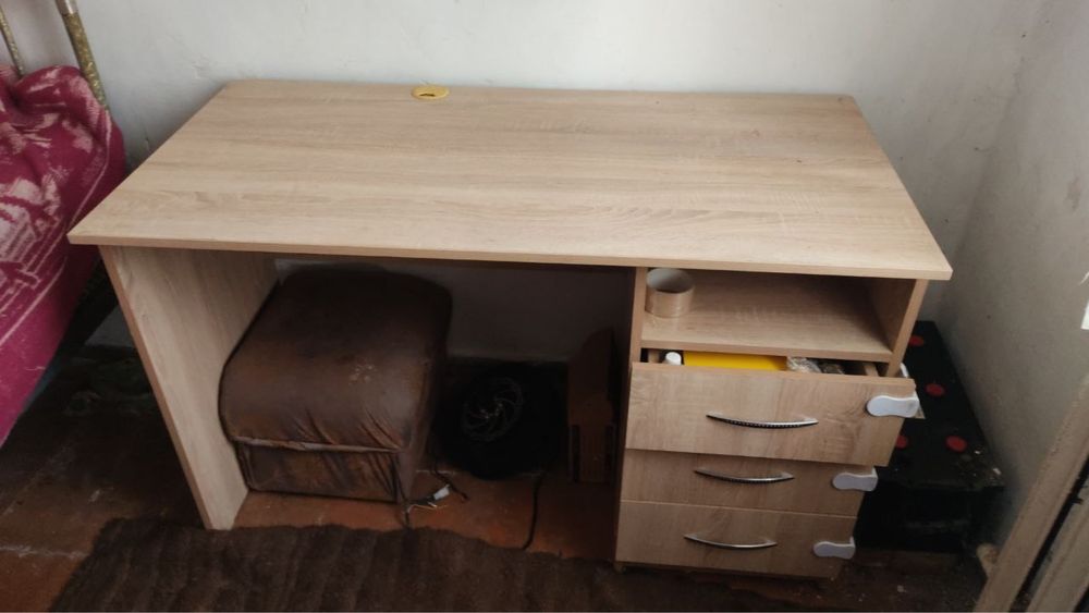 Комп'ютерний стіл в гарному стані