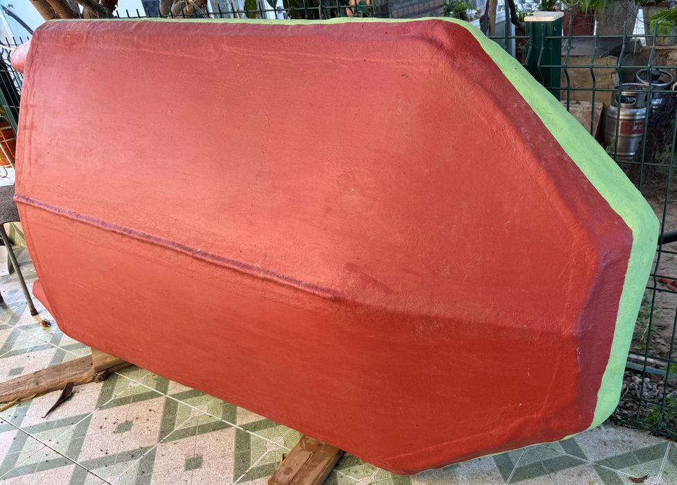 Barco a remos em fibra de vidro