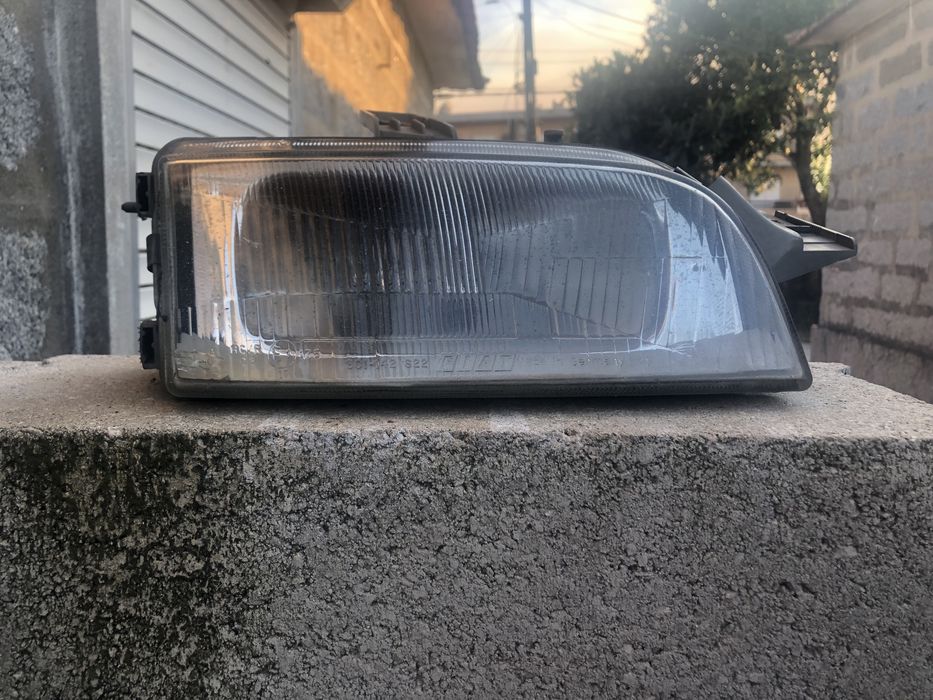 Farol dianteiro direito