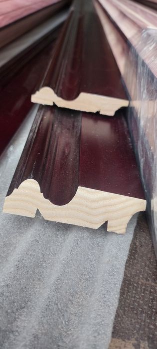 ПЛИНТУС  С ЯСЕНЯ , новый , цвет  спелая вишня .