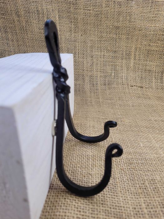 Wieszak podwójny na miecz lub inny środek obrony przed siłami zła