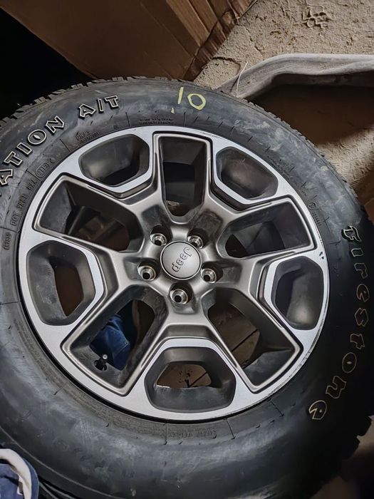 Колесо в сборе Jeep Cherokee Trailhawk  2019-2023 черные / серые