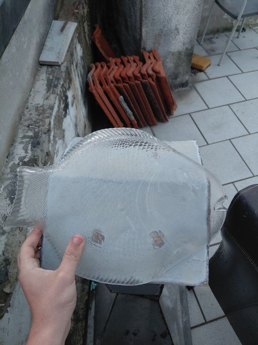 Travessa antiga de vidro em formato de peixe 10€