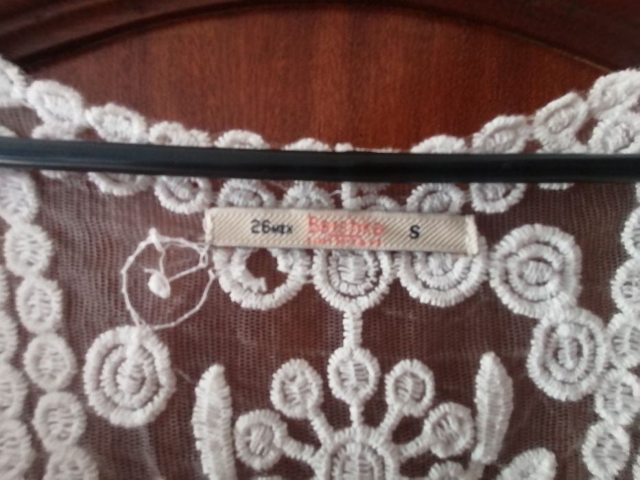 Vestido branco creme sem mangas de renda com forro saia. Bershka