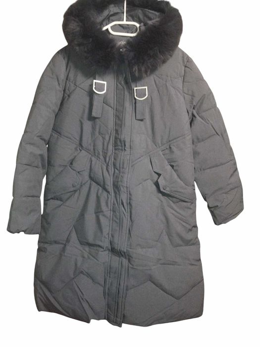 Modny Damski płaszcz zimowy puchowy z kapturem i futerkiem niebieski