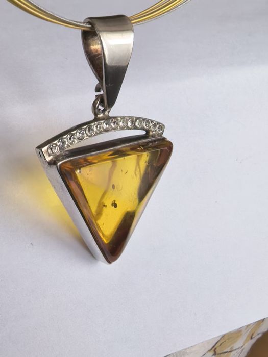 Wisiorek bursztynowy z cyrkoniami. Stan idealny