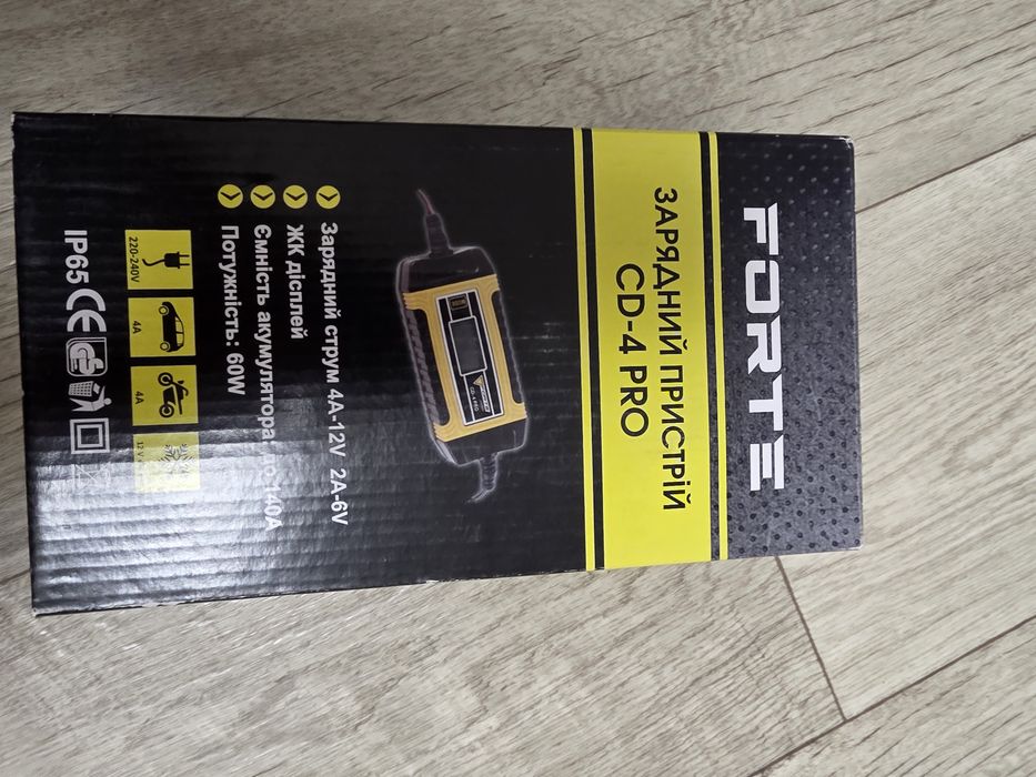 Зарядний пристрій Forte CD-4 PRO