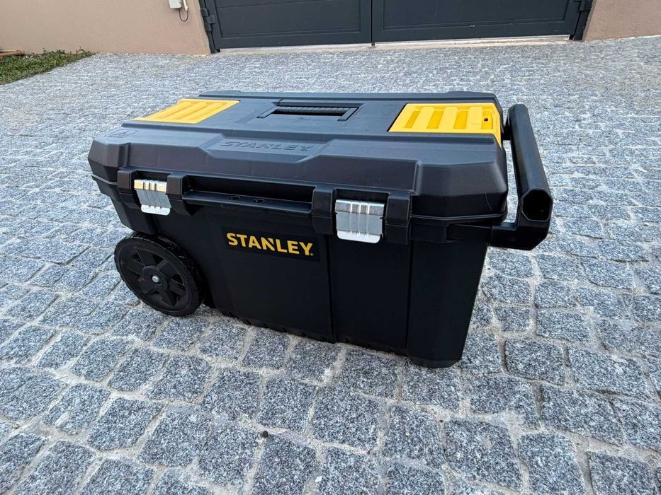 Caixa de Ferramentas Stanley com Rodas 50L – Essential Chest