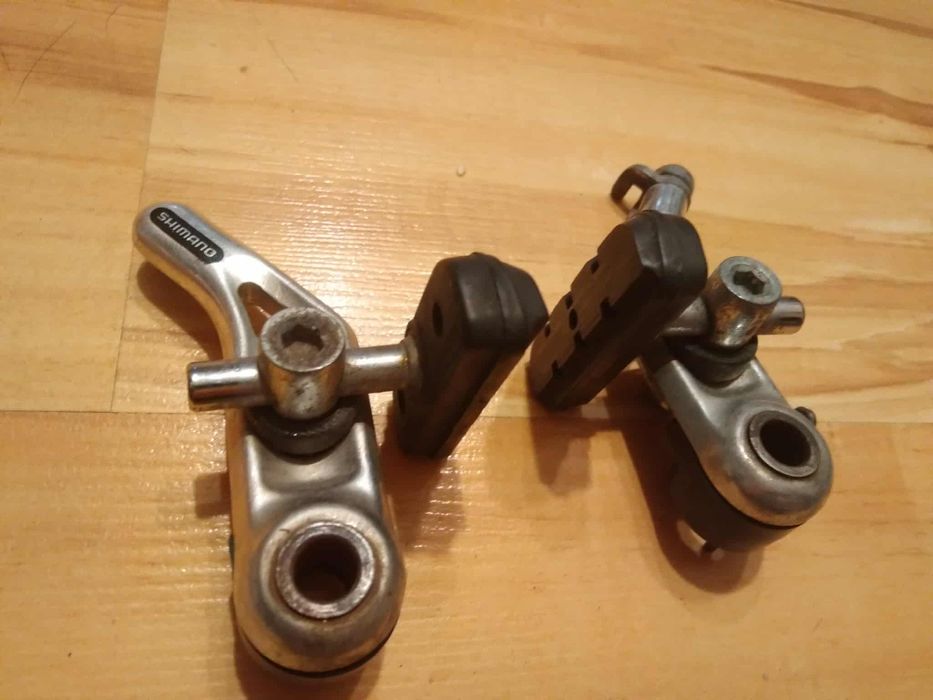 Dwie szczęki Shimano cantilever.