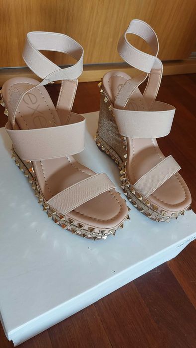 Sandálias de verão, como novas