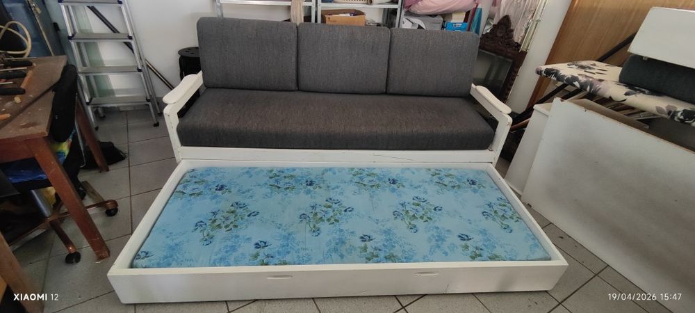 Sofá cama branco e cinzento
