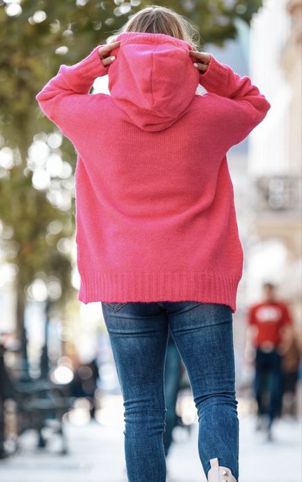 Różowy luźny sweterek z kapturem fuksja Sploty neon
