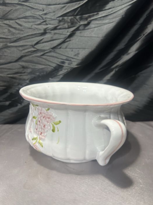 Ceramiczny kwietnik nocnik – dekoracja kwiatowa – styl klasyczny