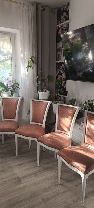 Zestaw krzeseł w stylu prowansalskim