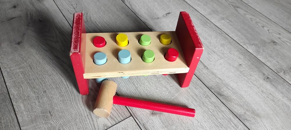 Drewniane klocki z młotkiem