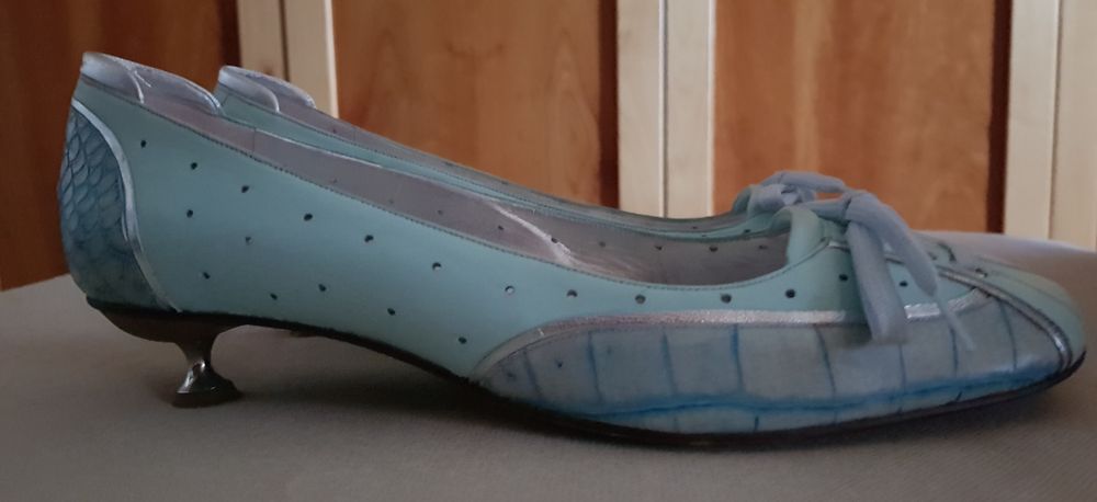 Sapatos azulados com salto da marca BELINDA