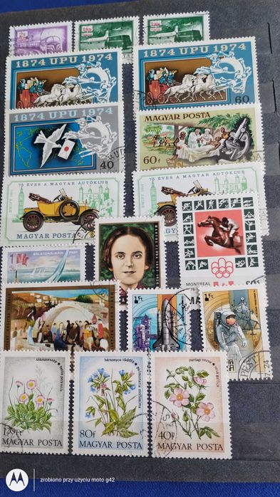 Klaser ze znaczkami z różnych krajów.