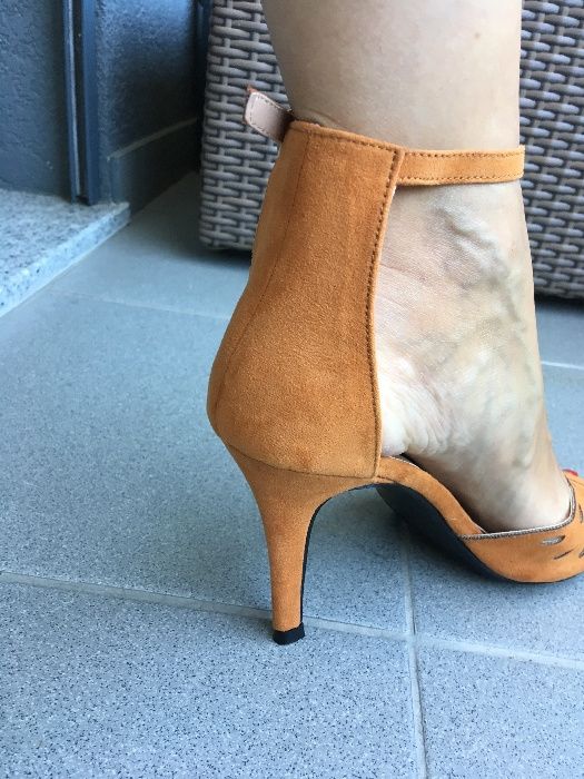 Sandália amarela lindíssima