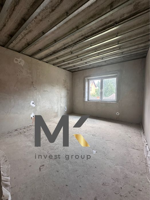 Продаж двоповерхового будинку з великою ділянкою. Стоянка-2