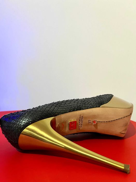 Sapatos altos cinza/dourado Egídio Alves