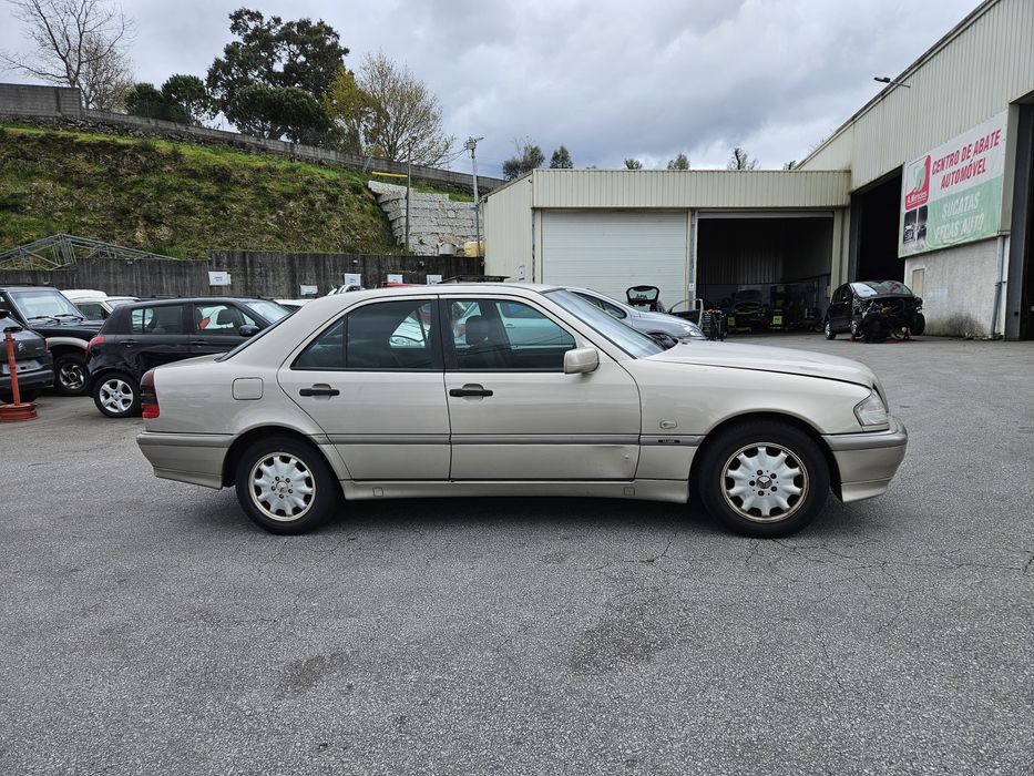 Mercedes-Benz W202 Classic C 220 Diesel de 1997 para peças