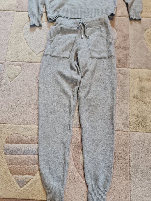 Костюм в'язаний ,сірий с камінням нарядний