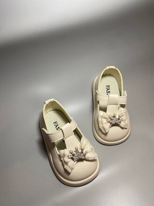 стильні дитячі туфельки