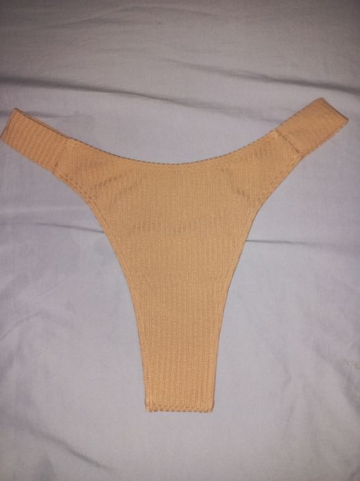 Stringi, wysoko wycięte, dół od bikinii