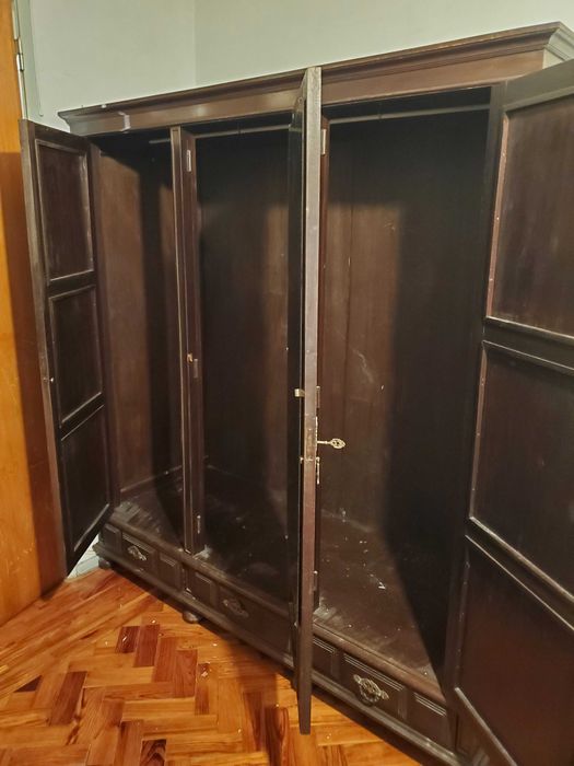 Guarda-Vestidos Vintage em Madeira Maciça – 3 Portas + Espelho