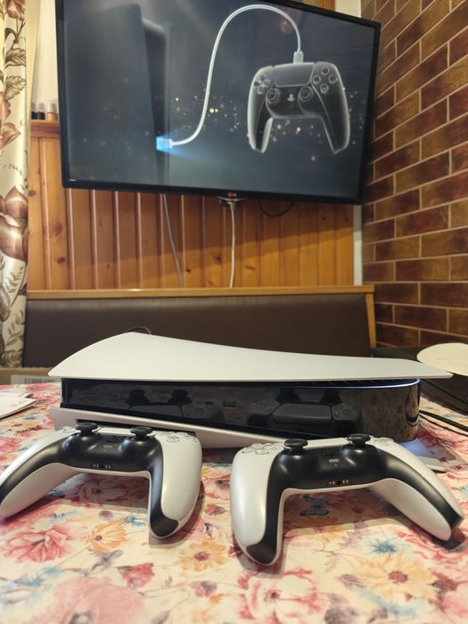 Konsola Sony PlayStation 5 (Fat) + 2 Pady DualSense + Stacja Ładująca