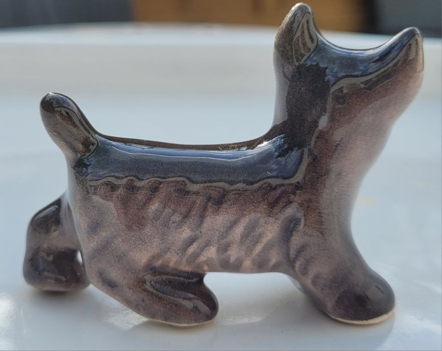 Porcelanowa figurka psa terier bądź sznaucer