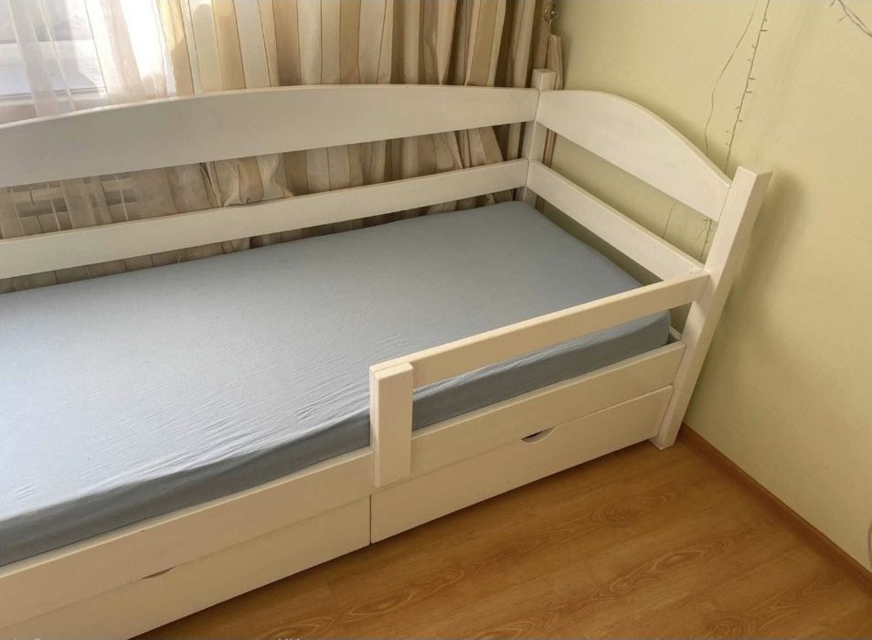 Дитяче ліжко з натурального дерева
