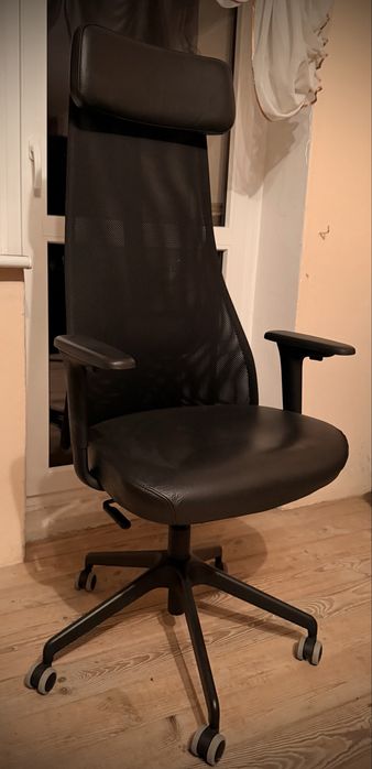 Czarne krzeslo biurowe IKEA