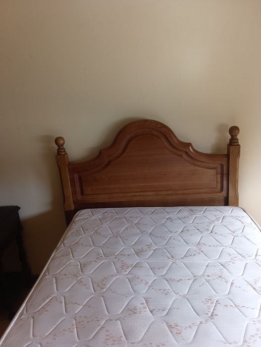 Vendo cama de solteiro em madeira maciça e mesa de centro