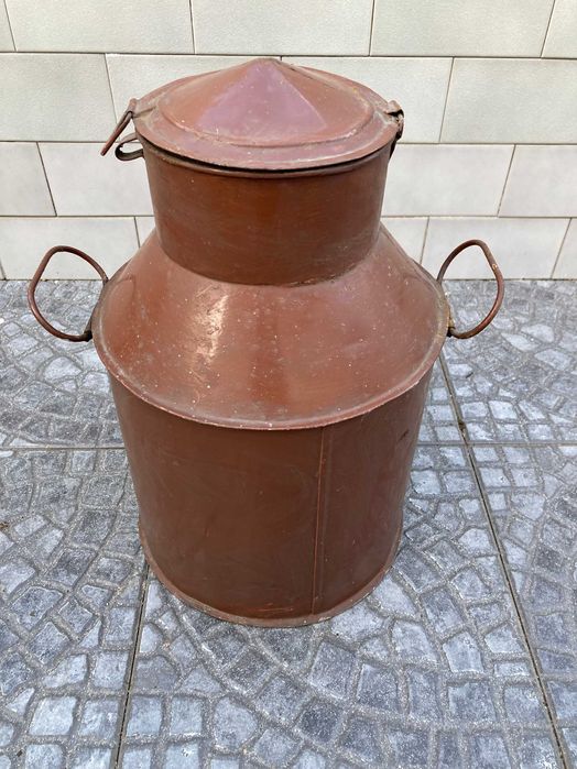 Leiteira em metal Antiga