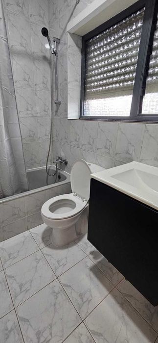 Arrendo T1 mobilado com varanda e garagem