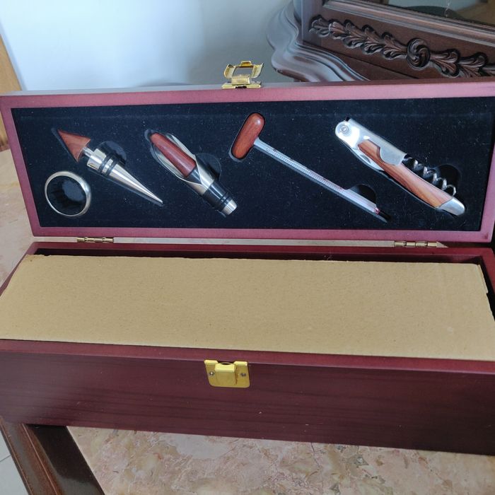 Caixa de madeira para garrafa de vinho e acessórios