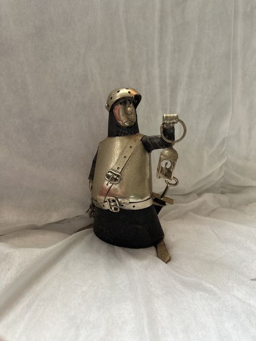 Estatuetas de soldados medievais em metal