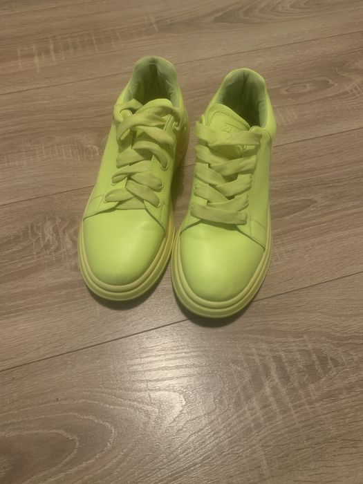 Прожам женские кроссовки б/у