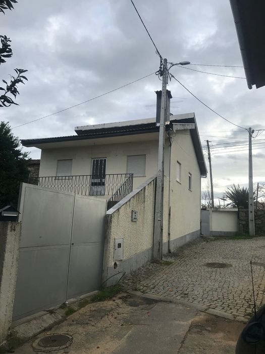 Particular vende moradia 2 andares em Viseu - Cavernães