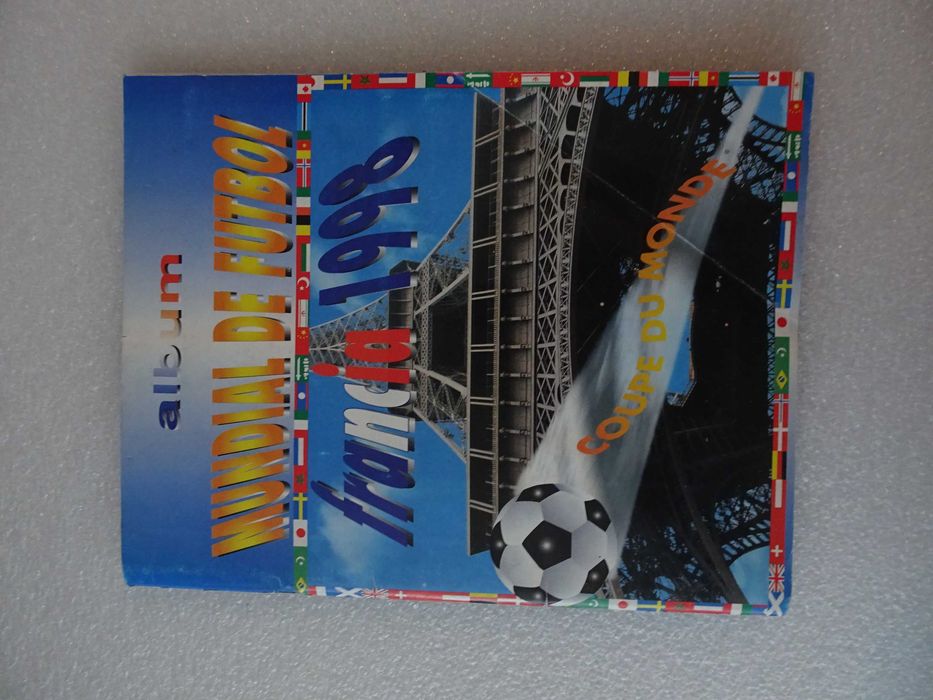 Caderneta de cromos de futebol Mundial de Futebol Francia 1998 tem 216
