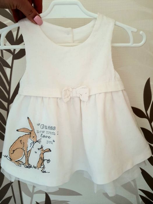 Sukienka wizytowa z napisem Guess w króliczki haftowana Matalan 62cm