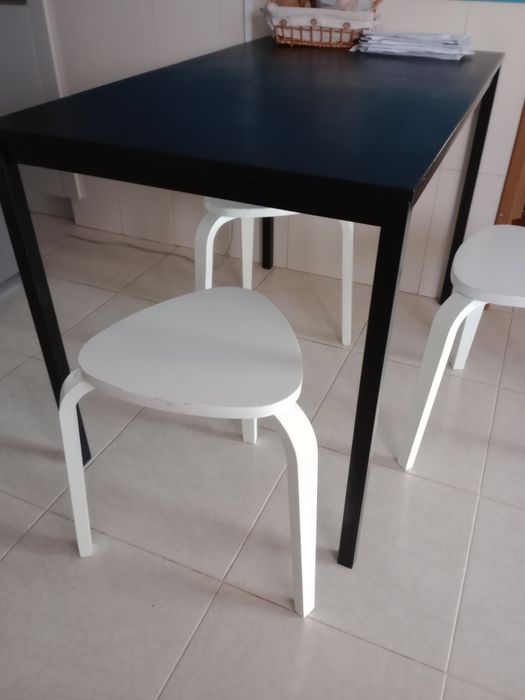Mesa retangular IKEA +3 bancos IKEA