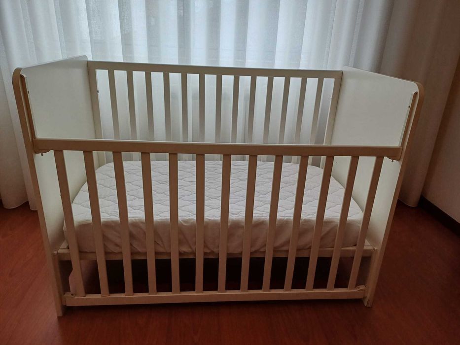 Cama de grades branca + colchão para bebé