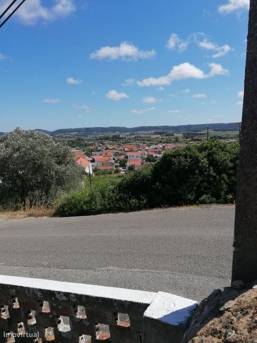 Moradia T3 com potencial de valorização na Amoreira, Óbidos