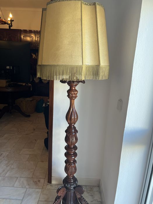 Candeeiro de pe alto com abajur