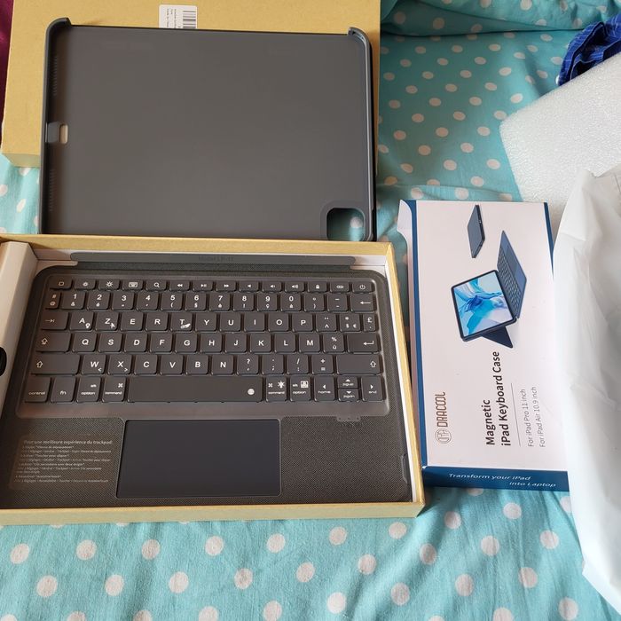 Магнитный чехол клавиатура для iPad